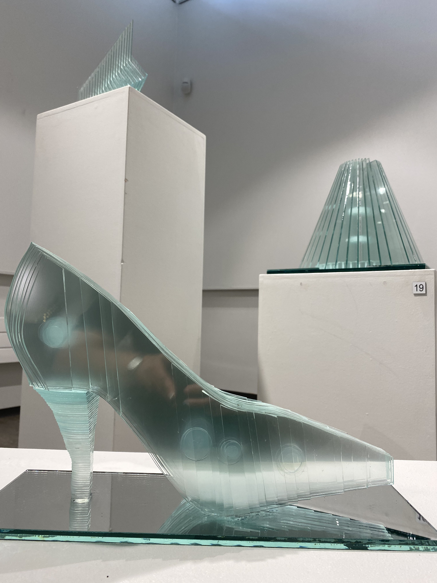 Näyttelykuvassa Kari Kuisman teoksia